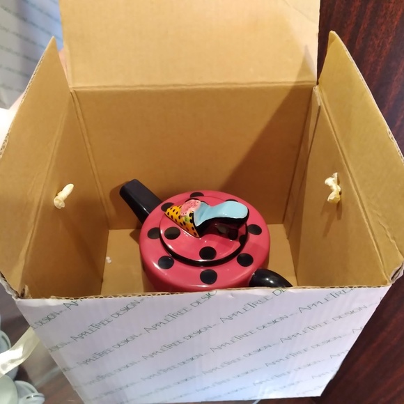 New in Box Shoe Mind Teapot - Picture 5 of 9